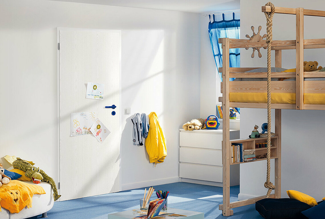 Innentür aus Stahl in weiß mit blauem Türgriff