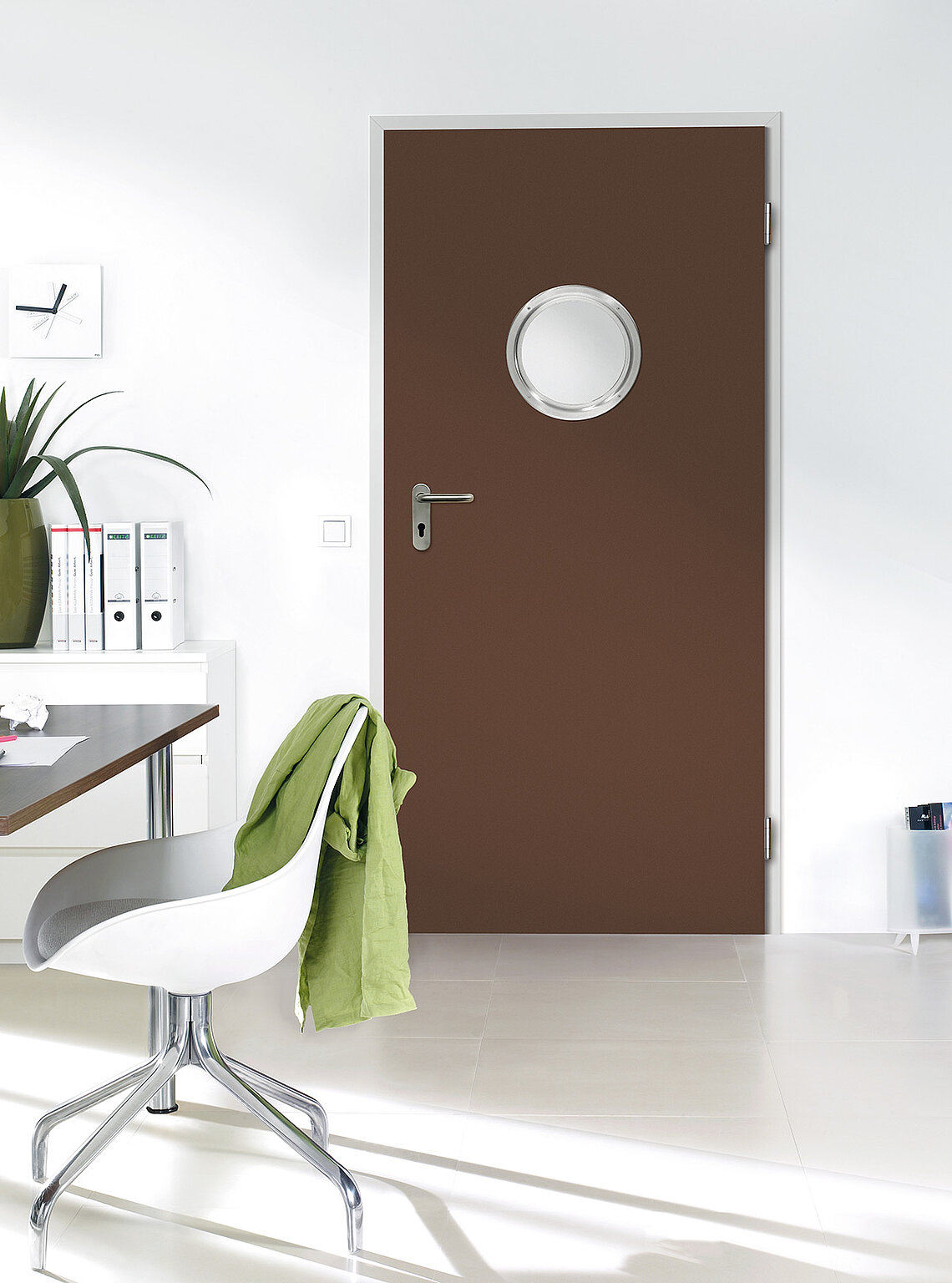 Innentür aus Stahl mit runder Verglasung